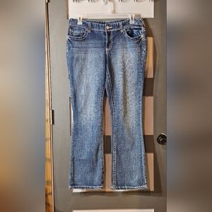 Maurices Stretch Embroidered Pocket Straight Jeans- EUC